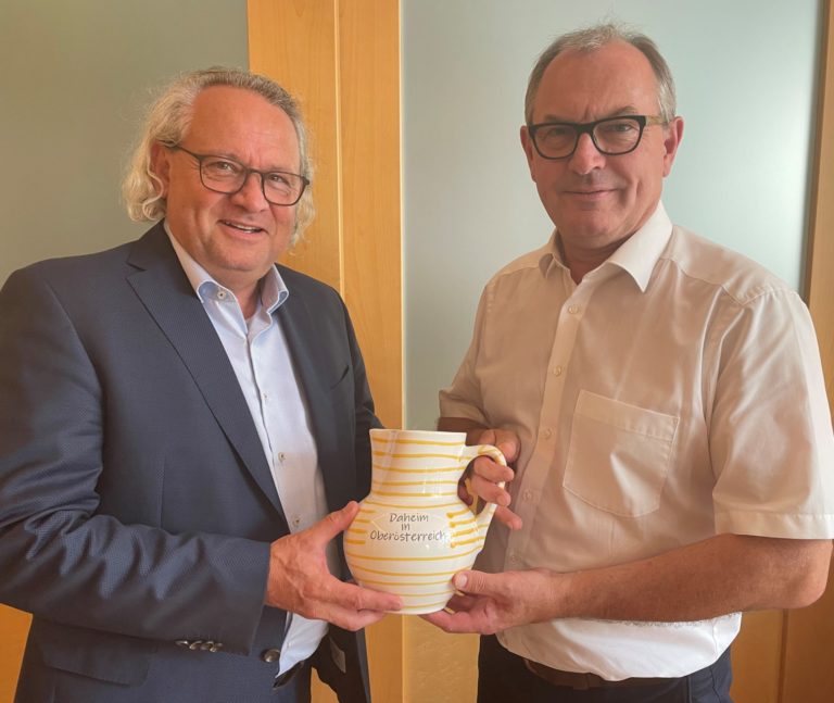 LAbg. Wolfgang Stanek dankt dem Präsidenten des OÖ Volksbildungswerkes, Walter Zauner mit einem Mostkrug aus Gmundner Keramik.